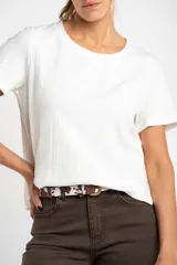 Remera negra de manga corta con cuello redondo y textura acanalada.