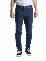 Pantalón de jean corte slim fit en color azul oscuro, con costuras en contraste y cierre frontal con botón metálico.