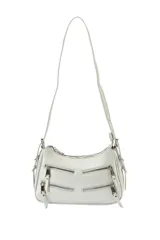 Cartera tipo morral de poliuretano símil cuero color plateado, con múltiples bolsillos frontales con cierre y correa larga ajustable.