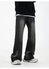 Pantalón tipo jean Oxford unisex con efecto de lavado desgastado en tonos oscuros y ocres. Presenta corte recto con ligera apertura en el bajo, pinzas decorativas en los tobillos y cintura con elástico en la parte trasera.