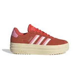 Championes Adidas modelo VL Court Bold con diseño de plataforma elevada. Presentan una capellada de gamuza en tono rojizo, con las icónicas tres tiras laterales en combinación de blanco y rosado. Incluyen suela de caucho en color crema y detalle de logo en el talón.