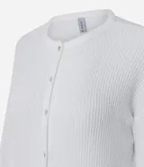 Cardigan de punto liviano color blanco, con cierre frontal de botones, mangas largas con hombros caídos y detalle de encaje en el ruedo.