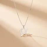 Collar de cadena fina tipo veneciana con dije circular que combina los símbolos de género masculino y femenino, realizado en plata 925.