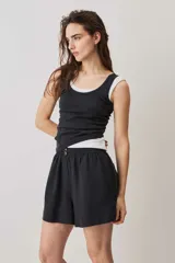 Musculosa blanca de corte clásico, con escote redondo y tirantes anchos.