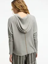 Hoodie de tejido color durazno con degradé a blanco, con capucha y mangas largas con puño ajustado.