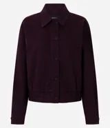 Campera bomber de sarga acanalada en color bordó, con cuello camisero, cierre frontal con botones forrados y puños con ajuste elástico.