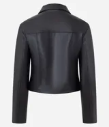 Campera corta de cuero sintético (PU) color negro, con cuello estructurado, cierre frontal de doble carro y recortes decorativos que realzan la silueta.