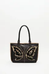 Cartera de mano tipo tote de cuero vacuno negro, con diseño de mariposa en apliques de cuero con estampado animal print. Presenta costuras decorativas en los bordes y en el centro, con doble asa de hombro.