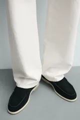 Mocasín casual de hombre confeccionado en piel con acabado serraje en color beige, con detalle de bordón en el empeine y suela fina al tono.