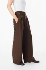 Pantalón sastrero de corte recto y fit relajado, con cintura alta, cierre frontal con botón y bolsillos laterales. Presenta una caída fluida y elegante.