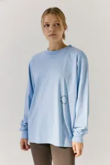 Remerón de manga larga color celeste, con cuello redondo y puños acanalados. Presenta una estampa circular en la espalda con el texto 'ACTIVE CLUB' y detalles de texto adicional en la parte inferior.