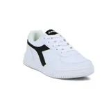 Championes urbanos Diadora Scrum color blanco con detalles en negro, diseño clásico de suela plana y cordones frontales.
