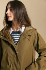 Pilot de largo medio color azul marino, con capucha integrada, cierre frontal oculto y bolsillos aplicados con tapa. Presenta una silueta recta y diseño funcional.