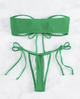 Conjunto de bikini verde acanalado con corpiño strapless con nudo central y bombacha con tiras laterales ajustables.