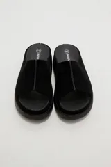 Sandalias de gamuza marrón, diseño abierto con tira ancha en el empeine y suela plana de goma.