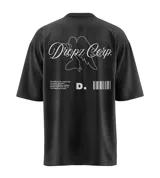 Remera negra de corte relajado y caída amplia, con estampa gráfica en la espalda que incluye el texto "Dropz Corp." en tipografía script, la silueta lineal de un ángel, un microtexto y un código de barras gráfico.