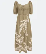 Vestido midi de lino color beige con estampado de follaje blanco, escote corazón con lazo, mangas 3/4 abullonadas y lastex en la espalda.