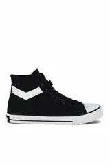 Championes de lona de caña alta Pony modelo Fifth Ave Mid, en color negro con detalles en blanco, puntera de goma blanca y el característico logotipo de cheurón en el lateral.