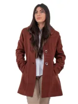 Tapado marrón de corte clásico con botones y bolsillos.