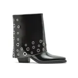 Bota de caña media en cuero negro con diseño de solapa superior decorada con múltiples ojales metálicos plateados. Presenta punta cuadrada y taco bloque bajo.
