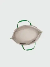 Bolso shopper Longchamp modelo Le Roseau Essential, color crudo con detalles en verde. Presenta logo de la marca en verde y doble asa de hombro.