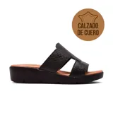 Sandalia casual de cuero negro, con tecnología Low Impact que absorbe impactos y cuida el talón.