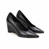 Zapato de cuero negro con punta fina y taco chino alto.