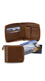 Billetera de cuero marrón oscuro con cierre perimetral. Presenta un detalle de doble pespunte artesanal en el frente y el logo grabado. El interior cuenta con compartimentos para billetes, tarjeteros y un monedero con broche.