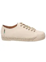 Sneaker de cuero vacuno color beige con textura granulada, cordones al tono y suela combinada con detalle de yute trenzado y puntera de goma.