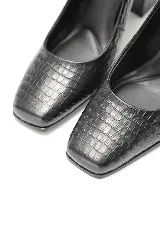 Zapato de tacón alto de cuero negro con textura tipo croco, punta cuadrada y taco ancho.