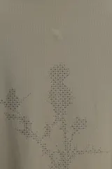 Camiseta de entrenamiento regular fit color gris oscuro, confeccionada en tejido técnico ligero y elástico con estructura. Cuenta con cuello redondo, manga larga y logo estampado en el bajo.