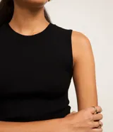 Blusa sin mangas de punto canelado negro, con cuello redondo y diseño ajustado al cuerpo.