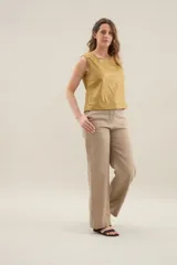 Top de lino color mostaza, sin mangas, con escote redondo y silueta holgada.