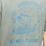 Remera verde oliva de manga corta con cuello redondo y estampado en el pecho con el logo de La Isla y La Vela Puerca.
