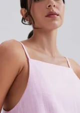 Blusa sin mangas color rosado con textura.