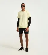 Bermuda deportiva masculina gris con cintura elástica, bolsillos laterales y cordón de ajuste.