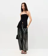 Pantalón balloon negro de poliéster con aplicación integral de lentejuelas brillantes, de corte amplio en las piernas y puños ajustados en los tobillos con cintura elástica.