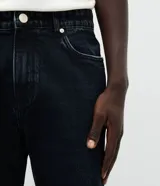 Pantalón de jean masculino con corte recto, confeccionado en algodón. Presenta un diseño clásico con cintura con presillas, cierre frontal con botón y cremallera, y bolsillos funcionales. Incluye sutiles detalles con efecto desgastado.