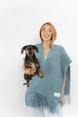 Ruana celeste y blanca tejida a mano en lana merino.