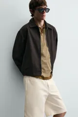 Sobrecamisa regular fit color gris oscuro, confeccionada en tejido con viscosa. Presenta cuello solapa, manga larga con puño abotonado, bolsillos de vivo en la cadera y cierre frontal con cremallera.