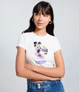 Remera crop de manga corta color blanco hueso, confeccionada en algodón con elastano. Presenta un estampado frontal de Minnie Mouse con gafas de sol, patines y un boombox, con la frase "La ratoncita quiere bailar".