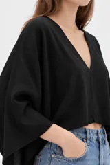 Kimono de viscosa color negro, con mangas largas amplias, cuello en V y diseño holgado.