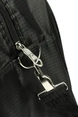 Bolso de poliéster color negro con bolsillo frontal y correa regulable.