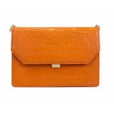 Bandolera naranja de cuero con textura símil cocodrilo, solapa frontal con cierre metálico y correa de cadena plateada.