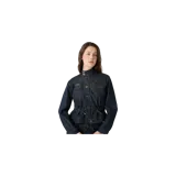 Campera de denim azul oscuro con cuello alto, cierre frontal de botones metálicos, bolsillos frontales y cordón ajustable en la cintura.