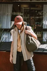 Gorra ajustable con visera color marrón de efecto cuero.