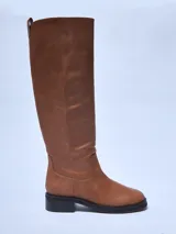 Bota bucanera de caña alta, color marrón, confeccionada en cuero, con taco bajo cuadrado y suela de goma negra.