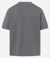 Remera oversize de manga corta color negro, confeccionada en algodón y poliéster.