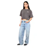 Pantalón de jean celeste con efecto lavado, corte recto y cinco bolsillos.