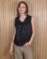 Musculosa negra de lino con escote en V, detalles de frunces en el frente y costuras a contratono en blanco.